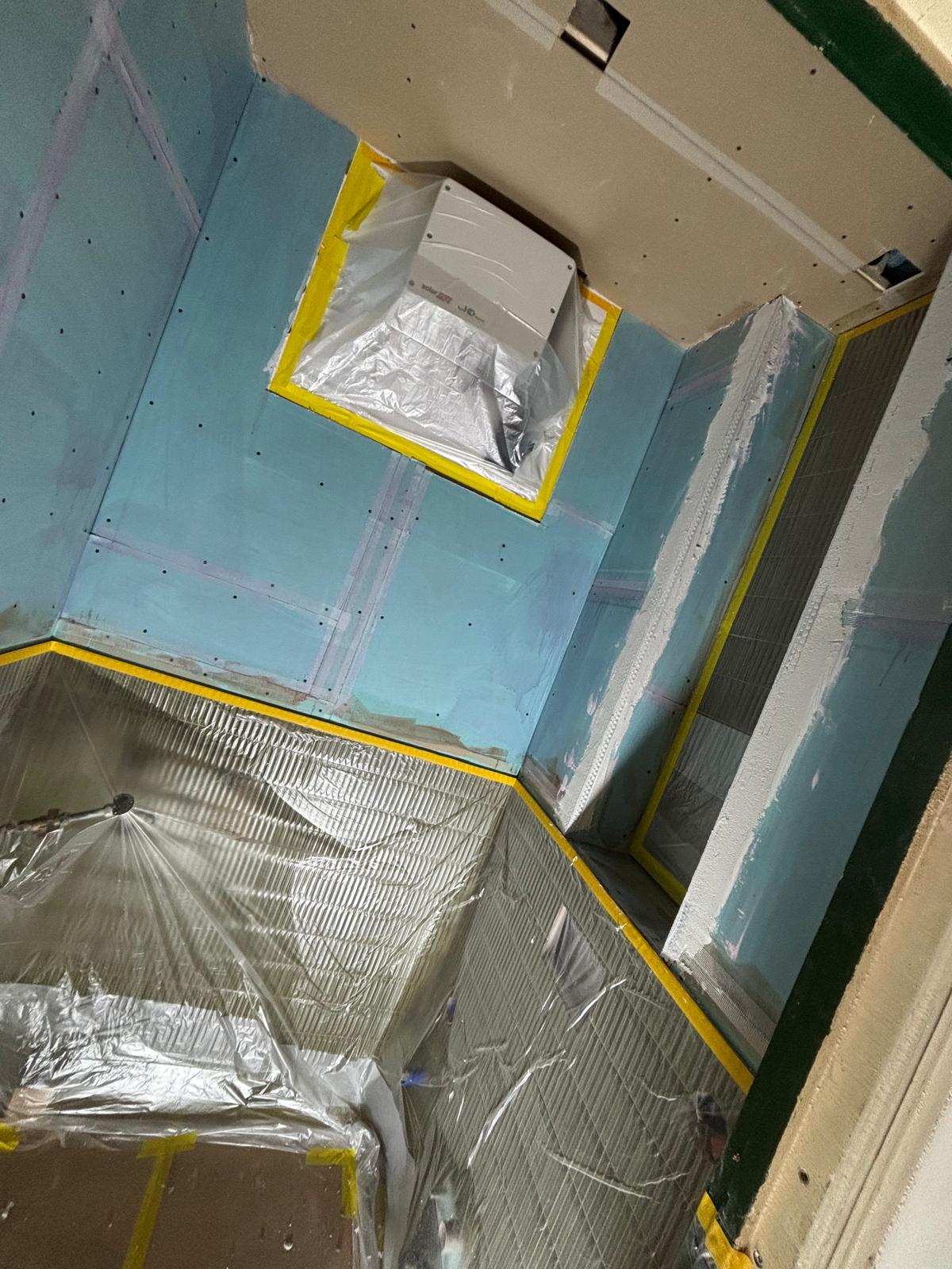 Badkamer voor het stucwerk, afgeplakt – Lukkien Afbouw
