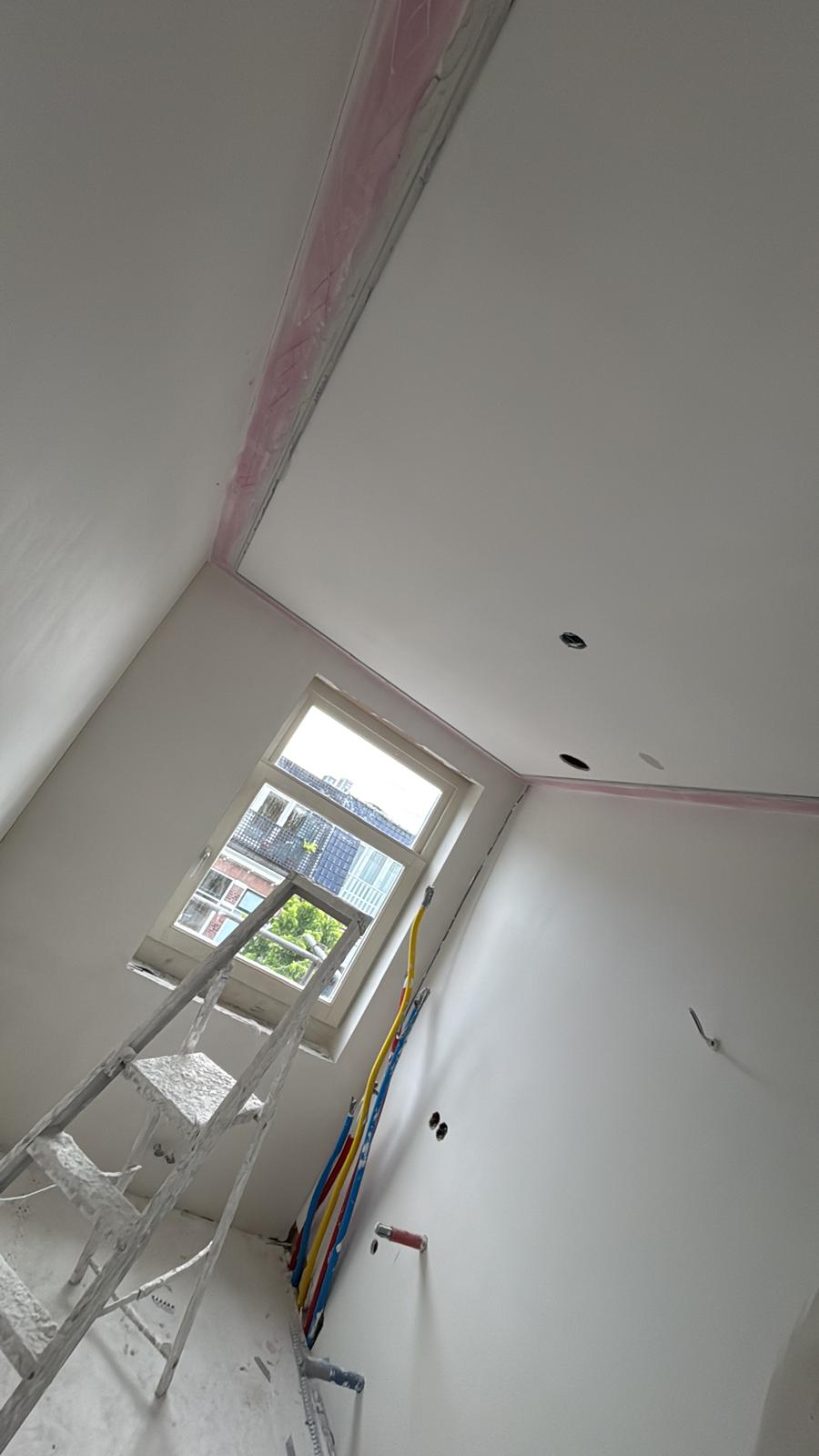 Slaapkamerplafond in uitvoering – Lukkien Afbouw